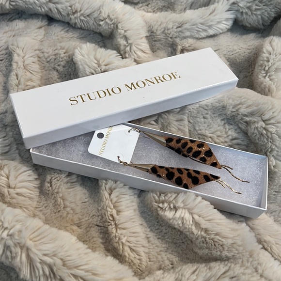 Leopard print mixed materials earrings - Picture 6 of 7